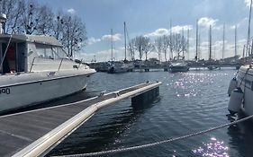 Nuit Insolite Sur L'Eau Au Port De Ouistreham