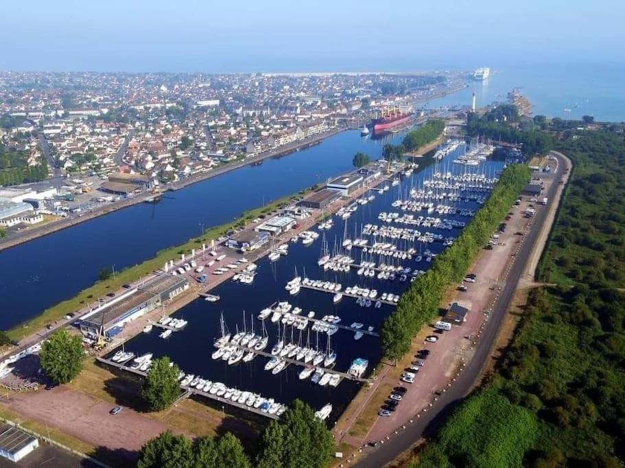 Nuit Insolite Sur L'Eau Au Port De Ouistreham Hotel Exterior photo