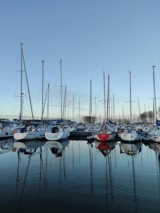 Nuit Insolite Sur L'Eau Au Port De Ouistreham Hotel Exterior photo