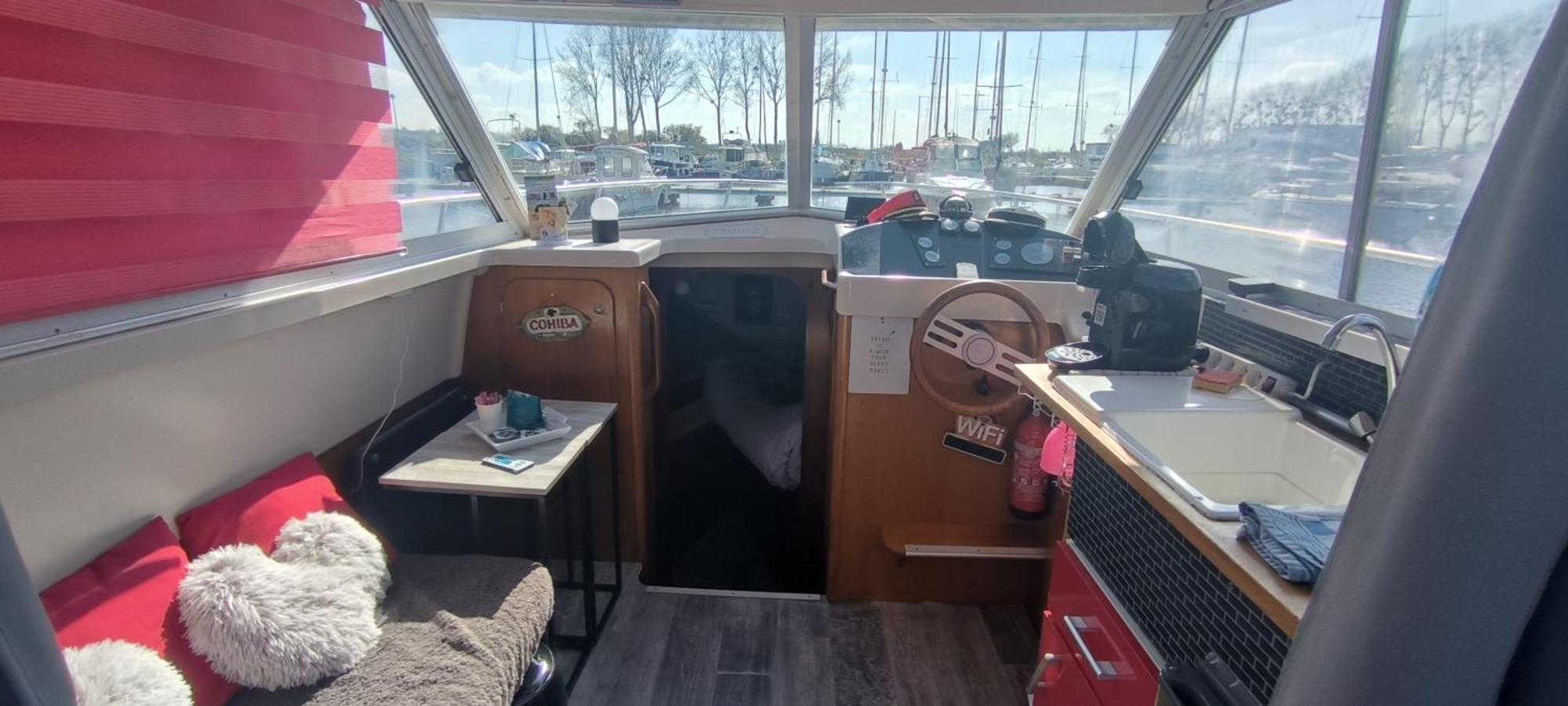 Nuit Insolite Sur L'Eau Au Port De Ouistreham Hotel Exterior photo